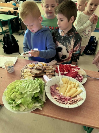 569413185_1296975358893599_6251667635658376303_n