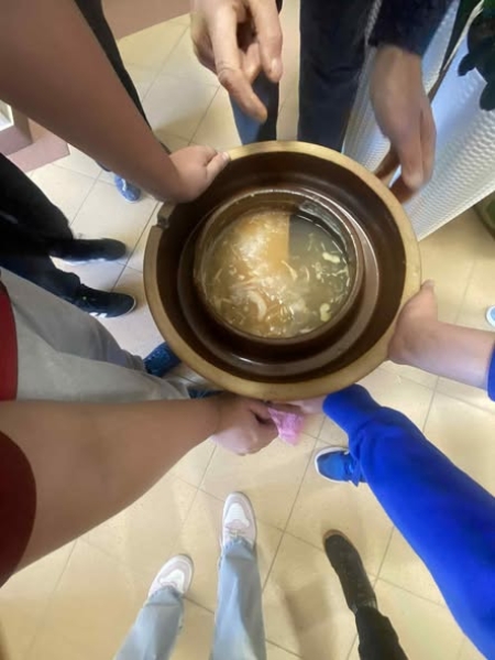 Coroczna akcja kiszenia kapusty przez przedszkolaków .