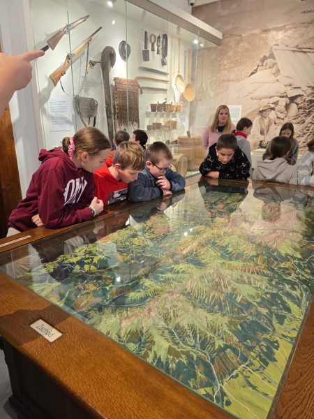 Bliższe poznawanie kultury Podhala przez klasy piąte.